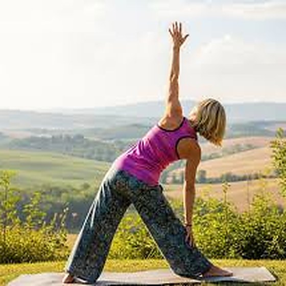 Ornella Marcucci in trikonasana, la posizione del triangolo, durante una pratica all'aperto