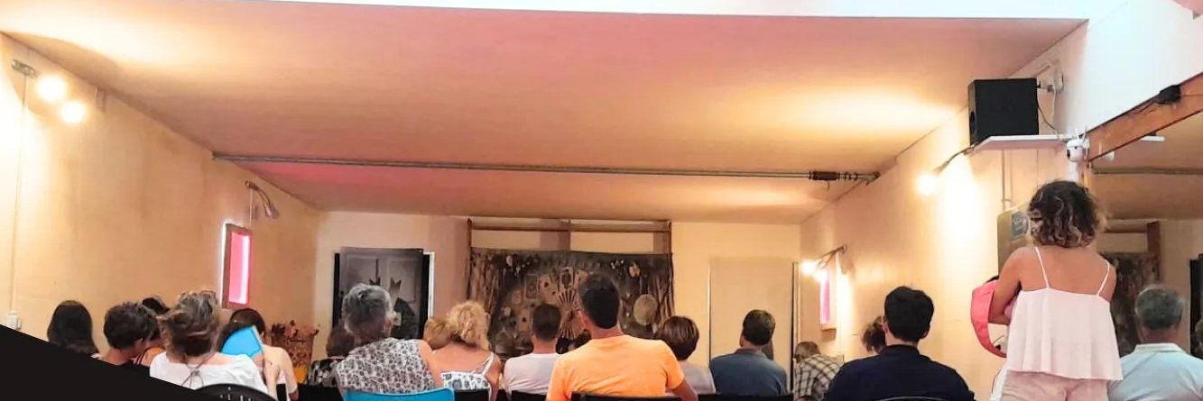 Il pubblico seduto durante un incontro nella sala di Essere Bene Essere a Nepi